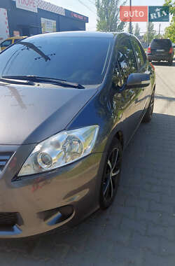 Хетчбек Toyota Auris 2011 в 