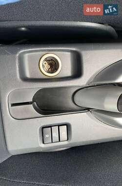 Хетчбек Toyota Auris 2011 в 