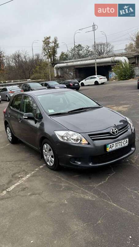 Хэтчбек Toyota Auris 2011 в 