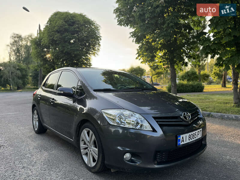 Хетчбек Toyota Auris 2010 в 