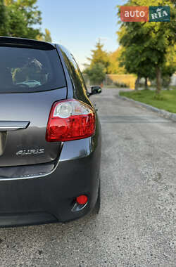 Хетчбек Toyota Auris 2010 в 