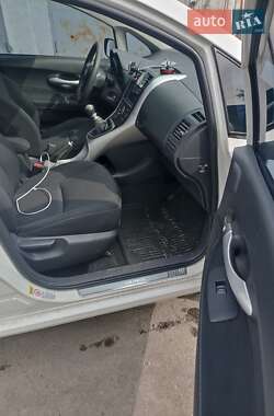 Хэтчбек Toyota Auris 2011 в 