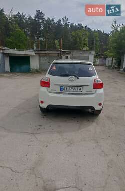 Хэтчбек Toyota Auris 2011 в 