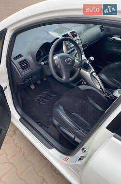 Хэтчбек Toyota Auris 2009 в 