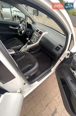 Хэтчбек Toyota Auris 2009 в 