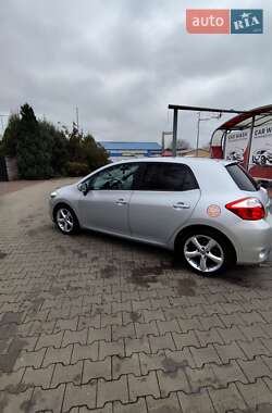 Хэтчбек Toyota Auris 2011 в 