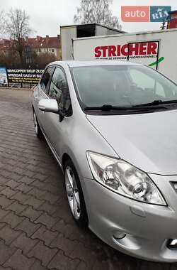 Хэтчбек Toyota Auris 2011 в 