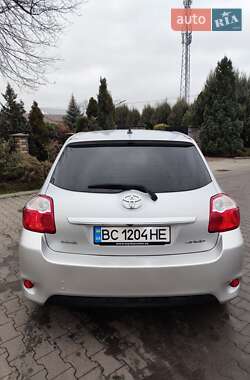 Хэтчбек Toyota Auris 2011 в 