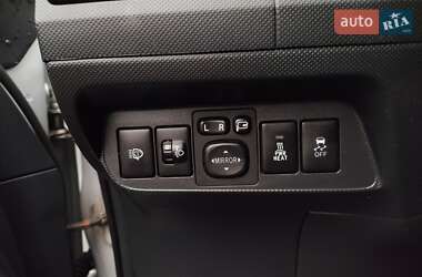 Хэтчбек Toyota Auris 2011 в 
