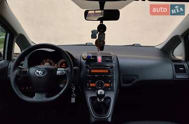 Хэтчбек Toyota Auris 2011 в 