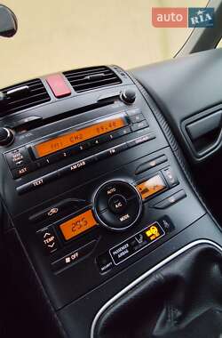 Хэтчбек Toyota Auris 2011 в 