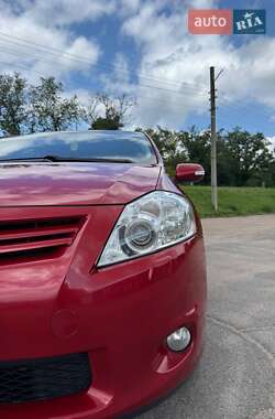 Хетчбек Toyota Auris 2011 в 