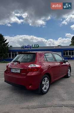 Хетчбек Toyota Auris 2011 в 