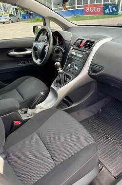 Хетчбек Toyota Auris 2011 в 