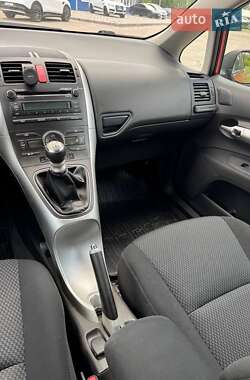 Хетчбек Toyota Auris 2011 в 