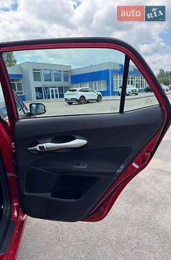 Хетчбек Toyota Auris 2011 в 