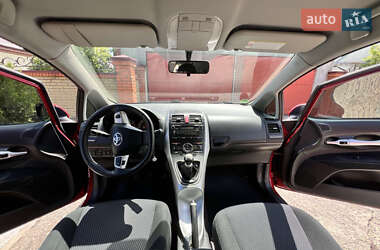 Хэтчбек Toyota Auris 2010 в 