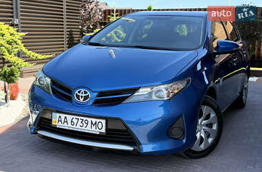 Хэтчбек Toyota Auris 2013 в 