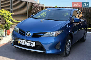 Хэтчбек Toyota Auris 2013 в 