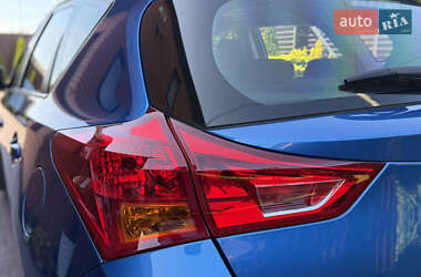Хэтчбек Toyota Auris 2013 в 