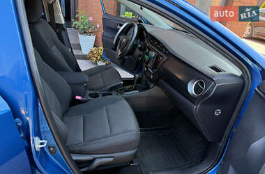 Хэтчбек Toyota Auris 2013 в 