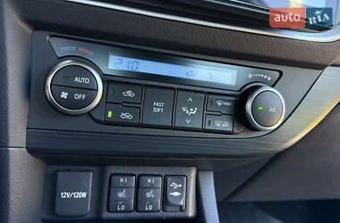 Хэтчбек Toyota Auris 2013 в 