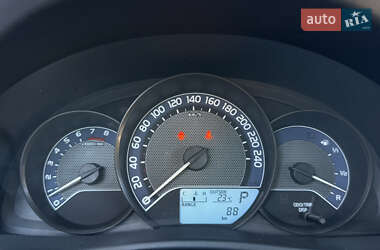 Хэтчбек Toyota Auris 2013 в 
