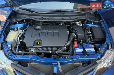 Хэтчбек Toyota Auris 2013 в 