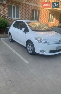 Хетчбек Toyota Auris 2012 в 