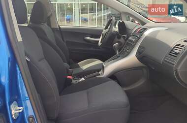 Хэтчбек Toyota Auris 2010 в 