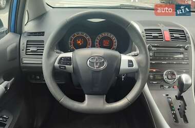 Хэтчбек Toyota Auris 2010 в 