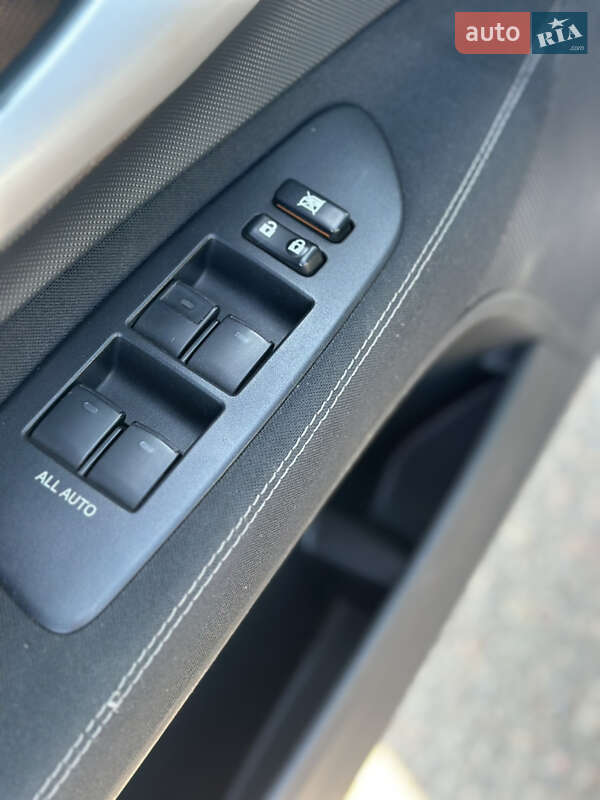 Хэтчбек Toyota Auris 2012 в Киеве