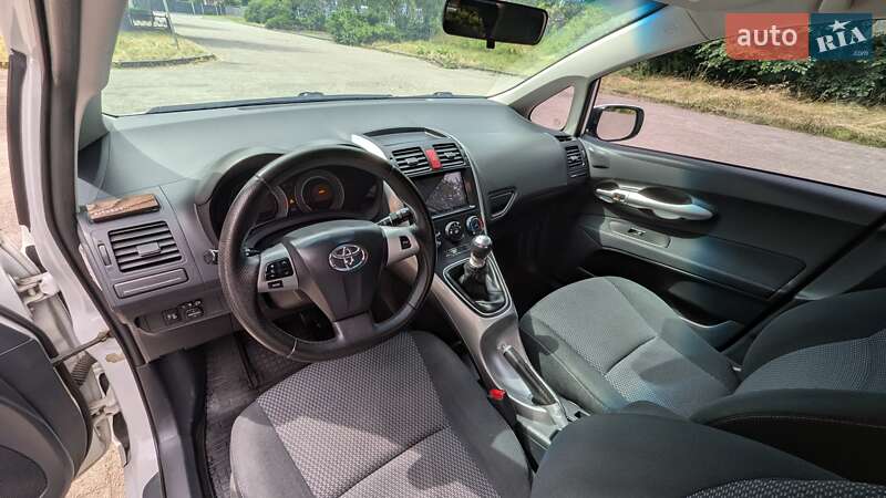 Хэтчбек Toyota Auris 2011 в Ровно