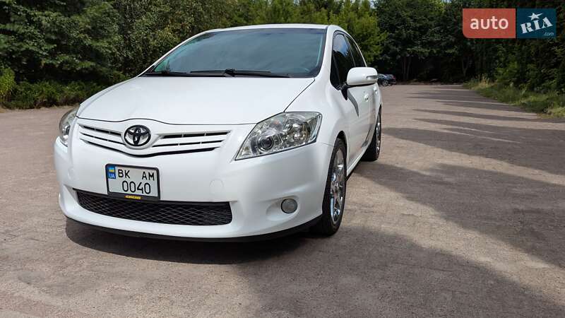 Хэтчбек Toyota Auris 2011 в Ровно