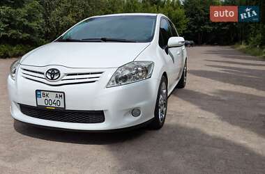Хэтчбек Toyota Auris 2011 в 