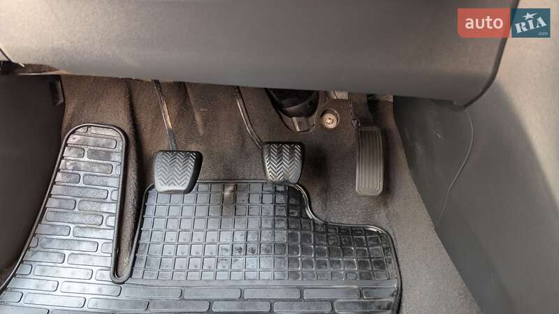 Хэтчбек Toyota Auris 2011 в Ровно
