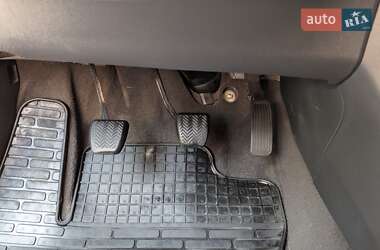 Хэтчбек Toyota Auris 2011 в 