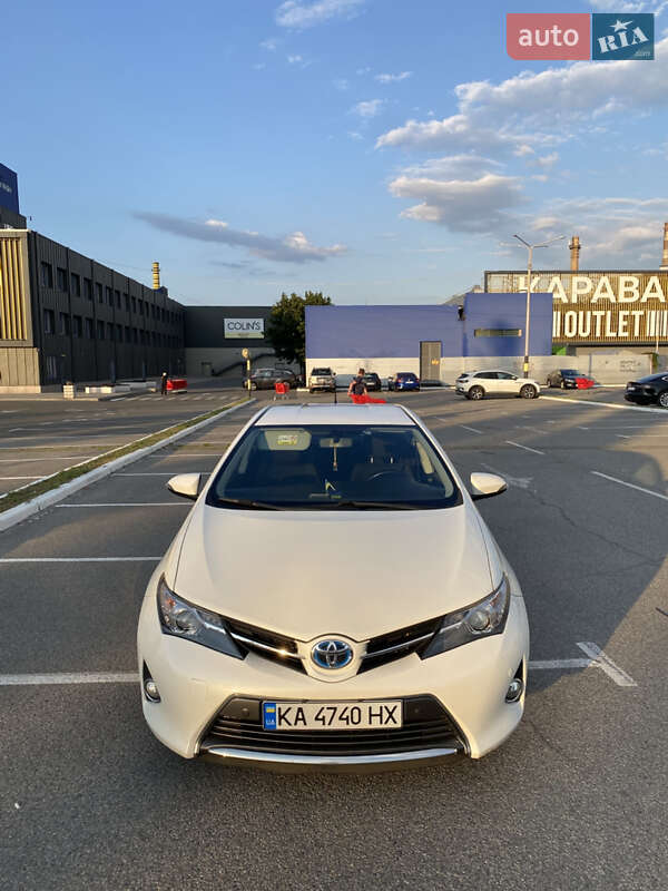 Хэтчбек Toyota Auris 2013 в 