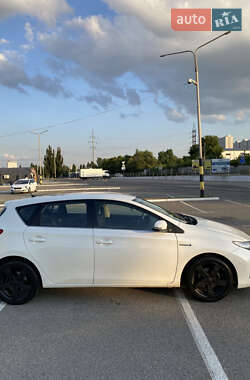 Хэтчбек Toyota Auris 2013 в 