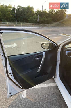 Хэтчбек Toyota Auris 2013 в 