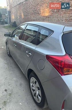 Хэтчбек Toyota Auris 2012 в 