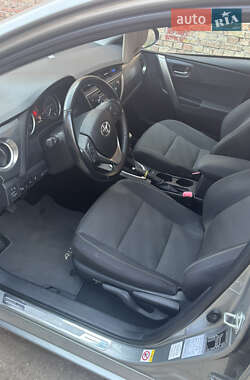 Хэтчбек Toyota Auris 2012 в 