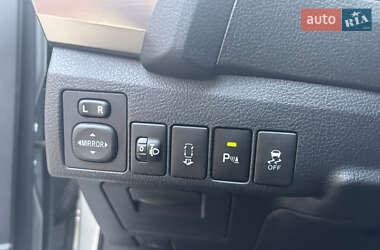 Хэтчбек Toyota Auris 2012 в 