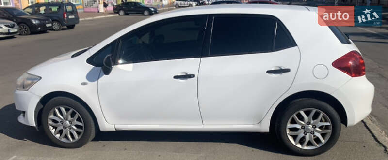 Хэтчбек Toyota Auris 2009 в 