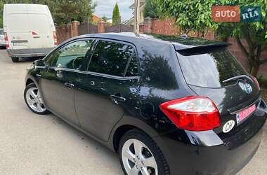 Хэтчбек Toyota Auris 2011 в 