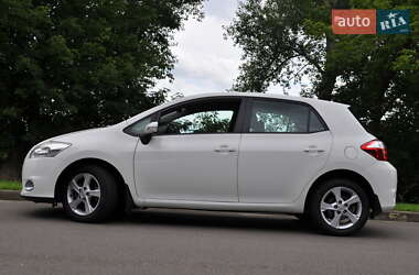 Хэтчбек Toyota Auris 2011 в 