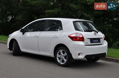 Хэтчбек Toyota Auris 2011 в 