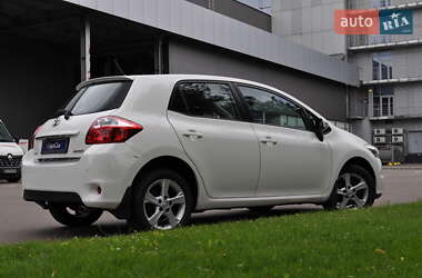 Хэтчбек Toyota Auris 2011 в 
