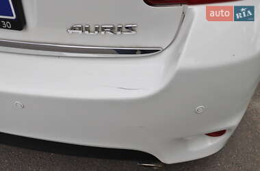 Хэтчбек Toyota Auris 2011 в 