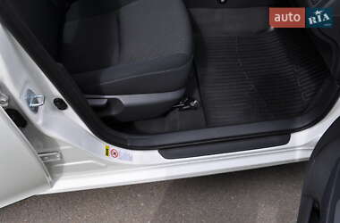Хэтчбек Toyota Auris 2011 в 